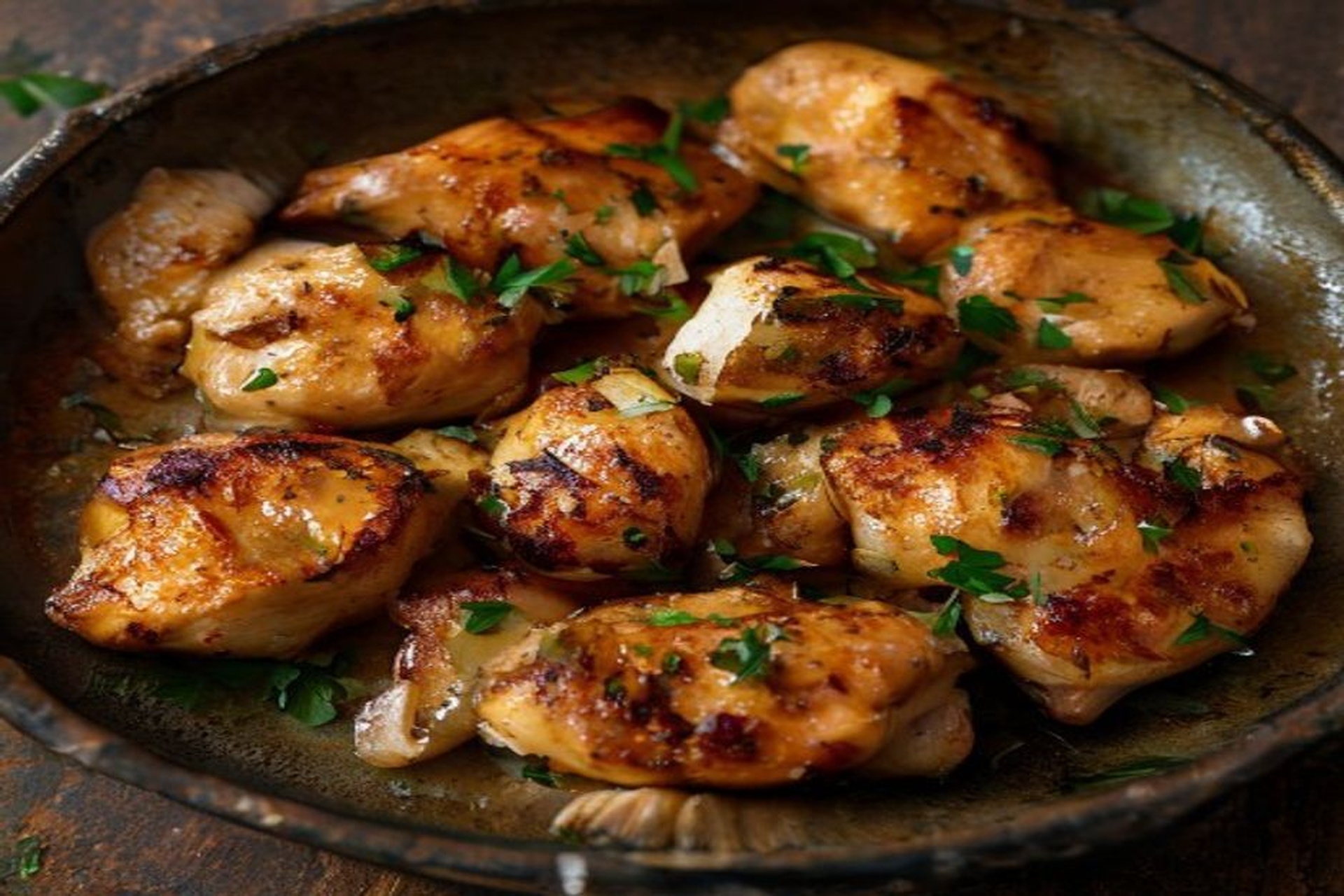 Pollo al ajillo jugoso