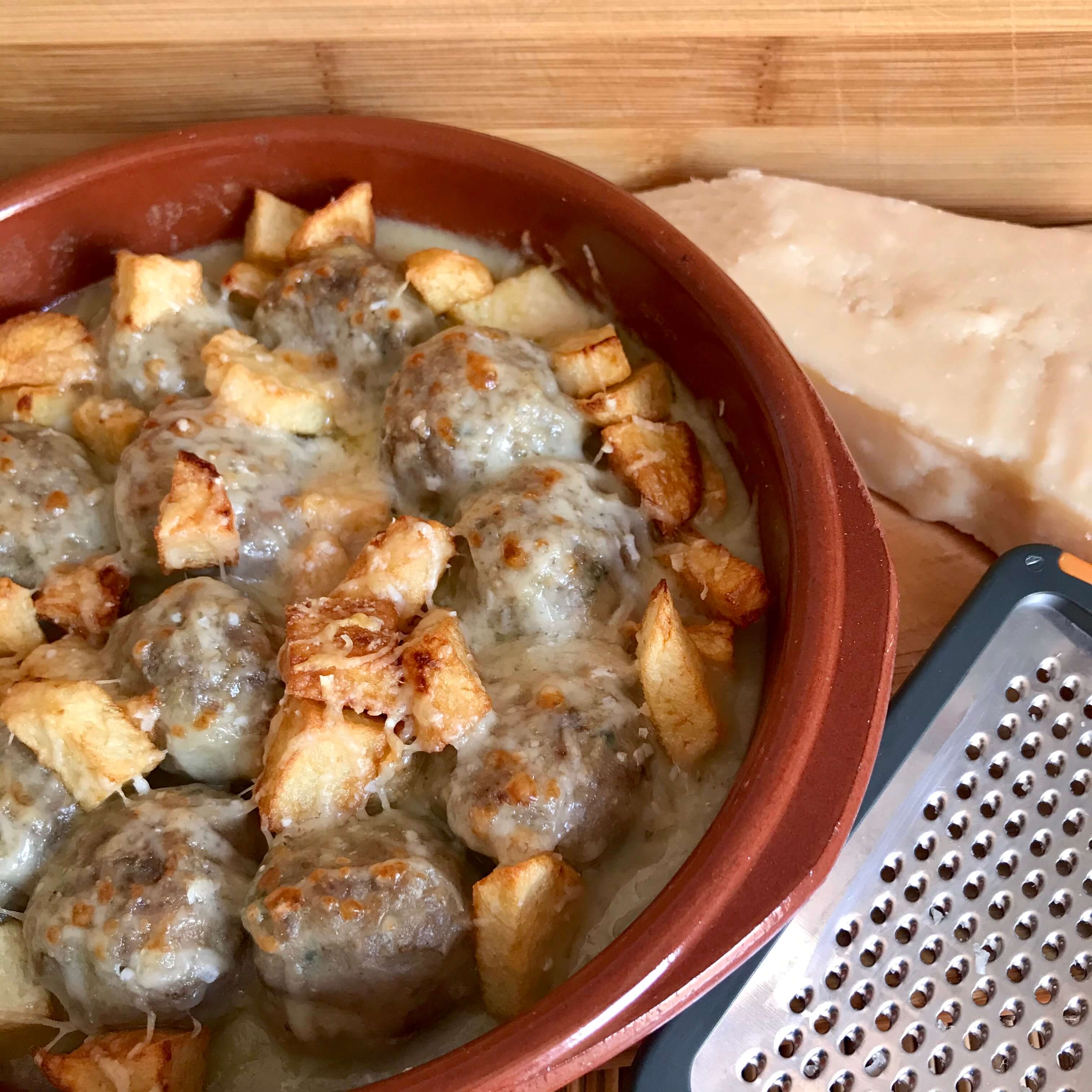 Receta de Albóndigas caseras con queso gratinado preparada paso a paso — fotografía editorial de RecetaGenial