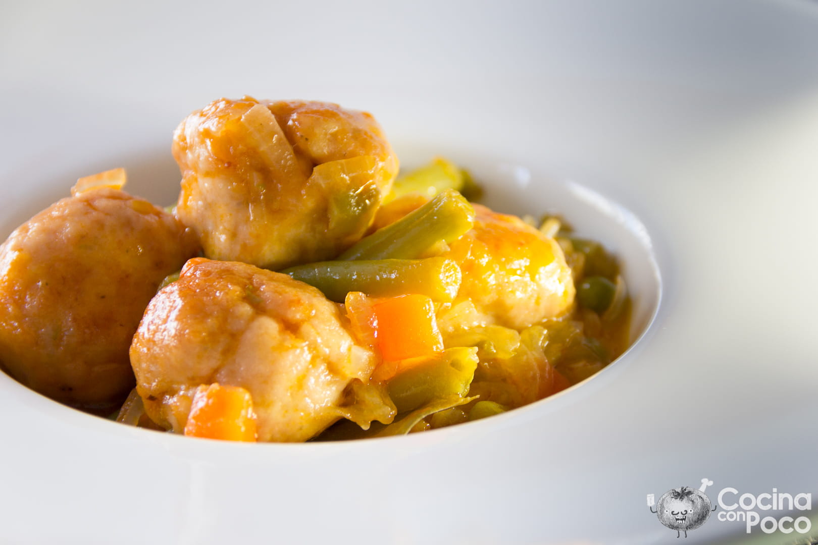 Receta de Albóndigas caseras con verduras y limón preparada paso a paso — fotografía editorial de RecetaGenial