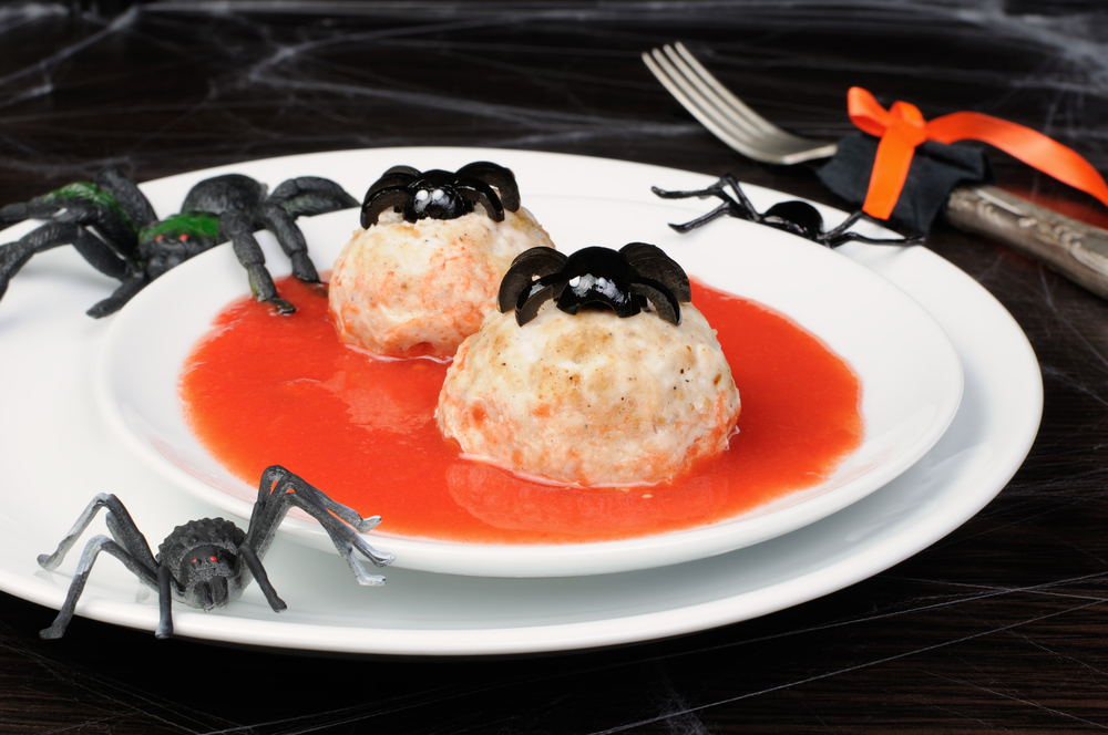 Receta de Albóndigas terroríficas con salsa de tomate sangrienta preparada paso a paso — fotografía editorial de RecetaGenial