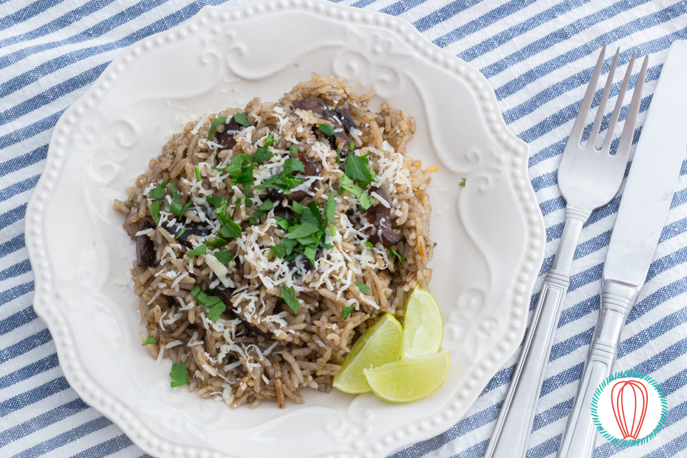 Receta de Arroz Negro con Calamares y Ojos de Huevo de Codorniz preparada paso a paso — fotografía editorial de RecetaGenial