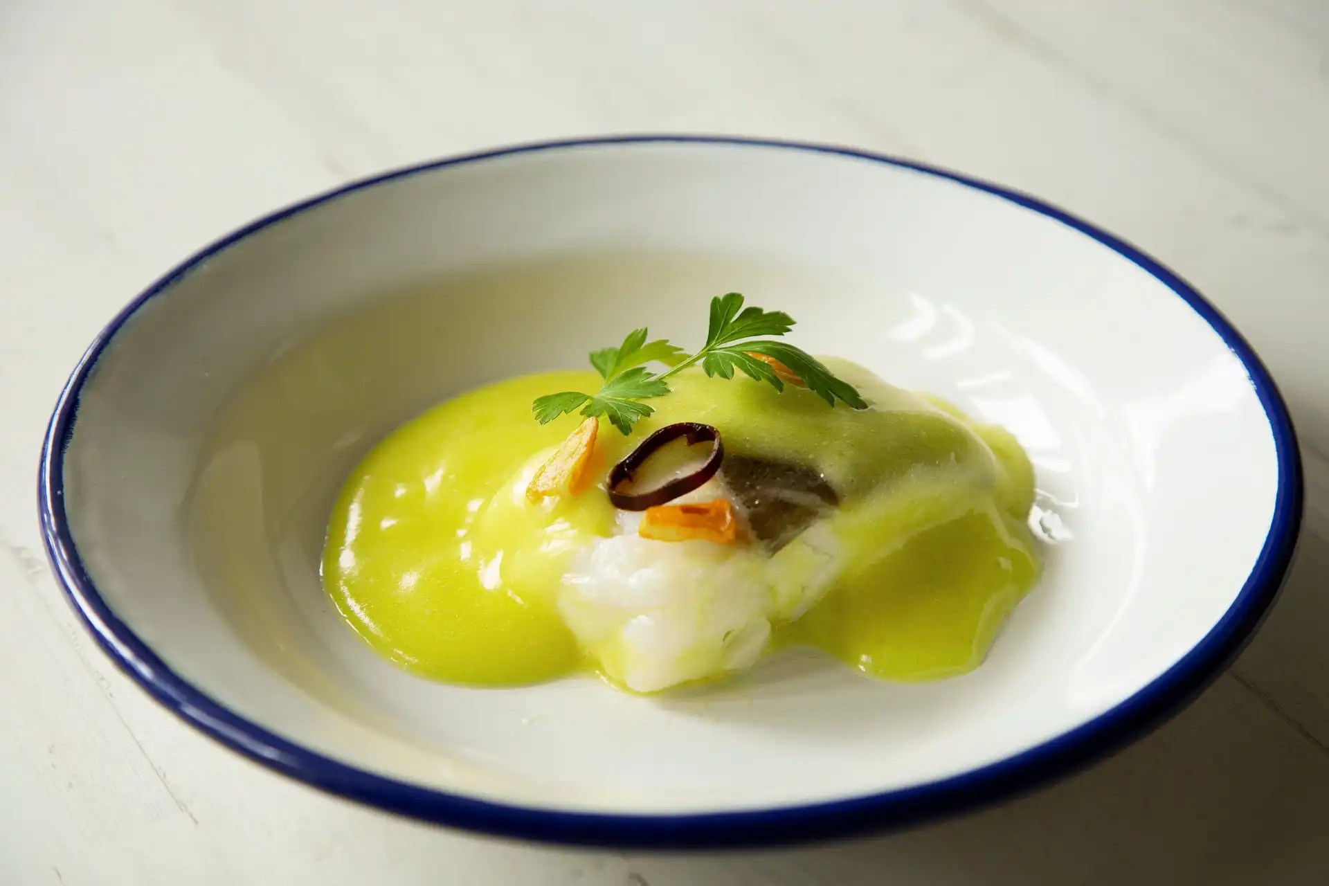 Bacalao al pil pil con aguacate y atún: receta magistral y saludable
