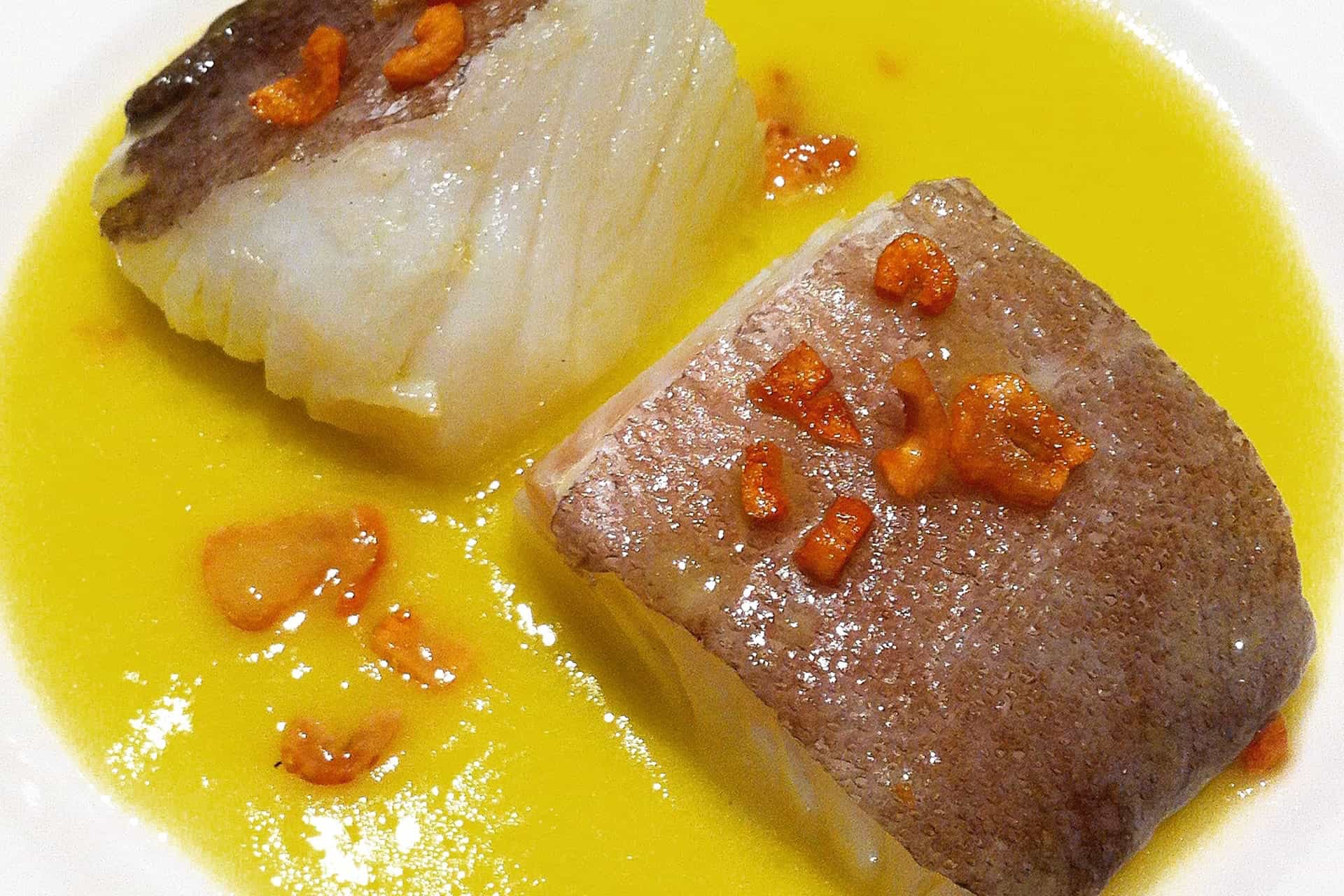 Receta de Bacalao al pil pil de jamón ibérico cremoso: receta tradicional y de autor preparada paso a paso — fotografía editorial de RecetaGenial