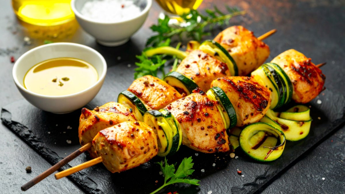 brochetas de pollo y verduras