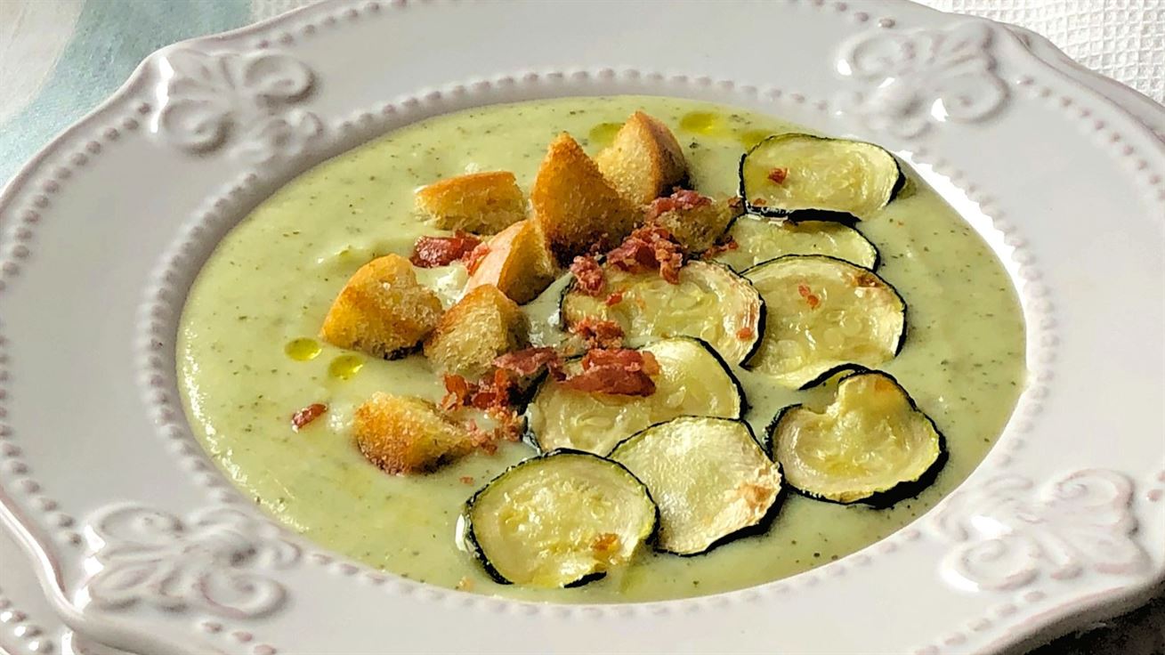Receta de Crema de calabacín verde de bruja con picatostes preparada paso a paso — fotografía editorial de RecetaGenial