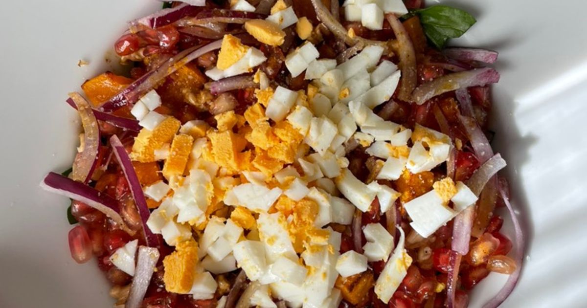 Receta de Ensalada de espinacas, calabaza asada y semillas de granada preparada paso a paso — fotografía editorial de RecetaGenial