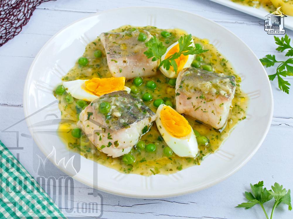 Receta de Merluza en salsa verde al horno fácil: receta jugosa tradicional preparada paso a paso — fotografía editorial de RecetaGenial