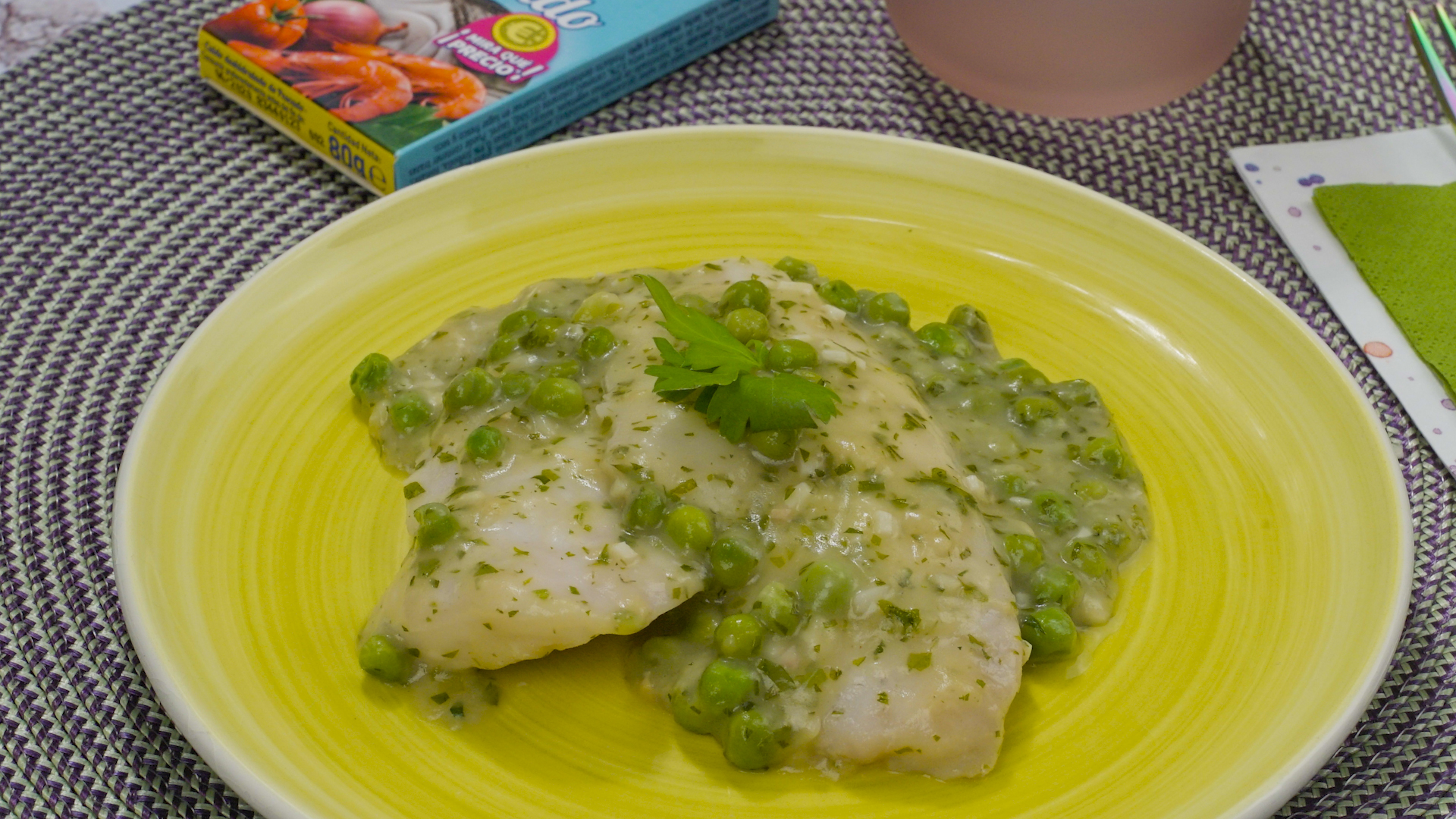 Receta de Merluza en salsa verde con ojos de guisantes terroríficos preparada paso a paso — fotografía editorial de RecetaGenial