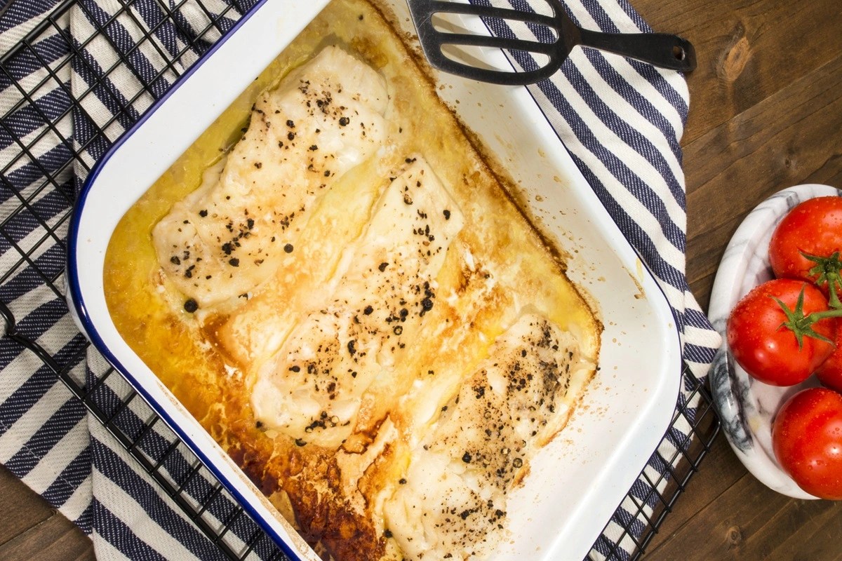 Receta de Merluza en salsa verde con queso gratinado preparada paso a paso — fotografía editorial de RecetaGenial