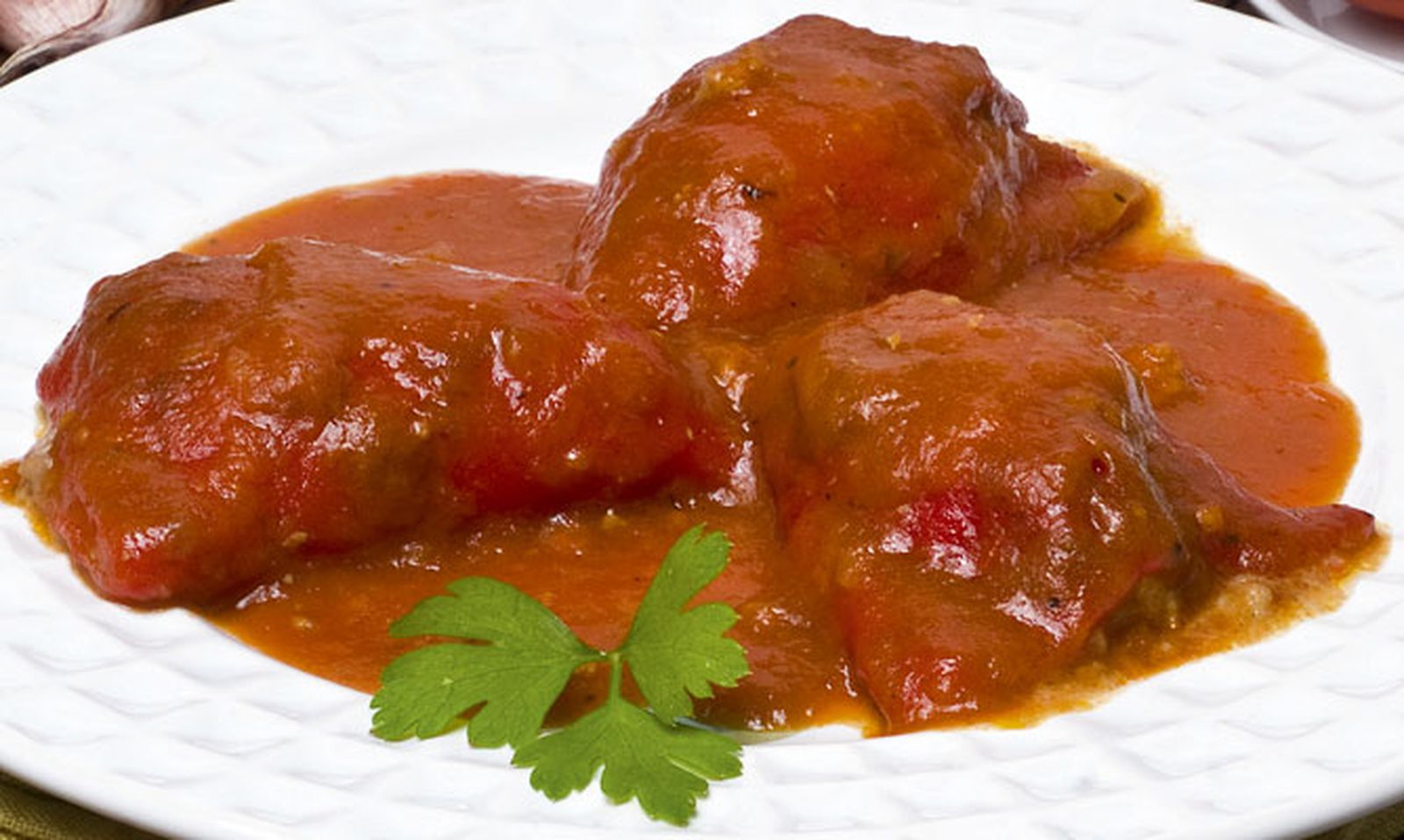 Pimientos rellenos de carne jugosa con cebolla