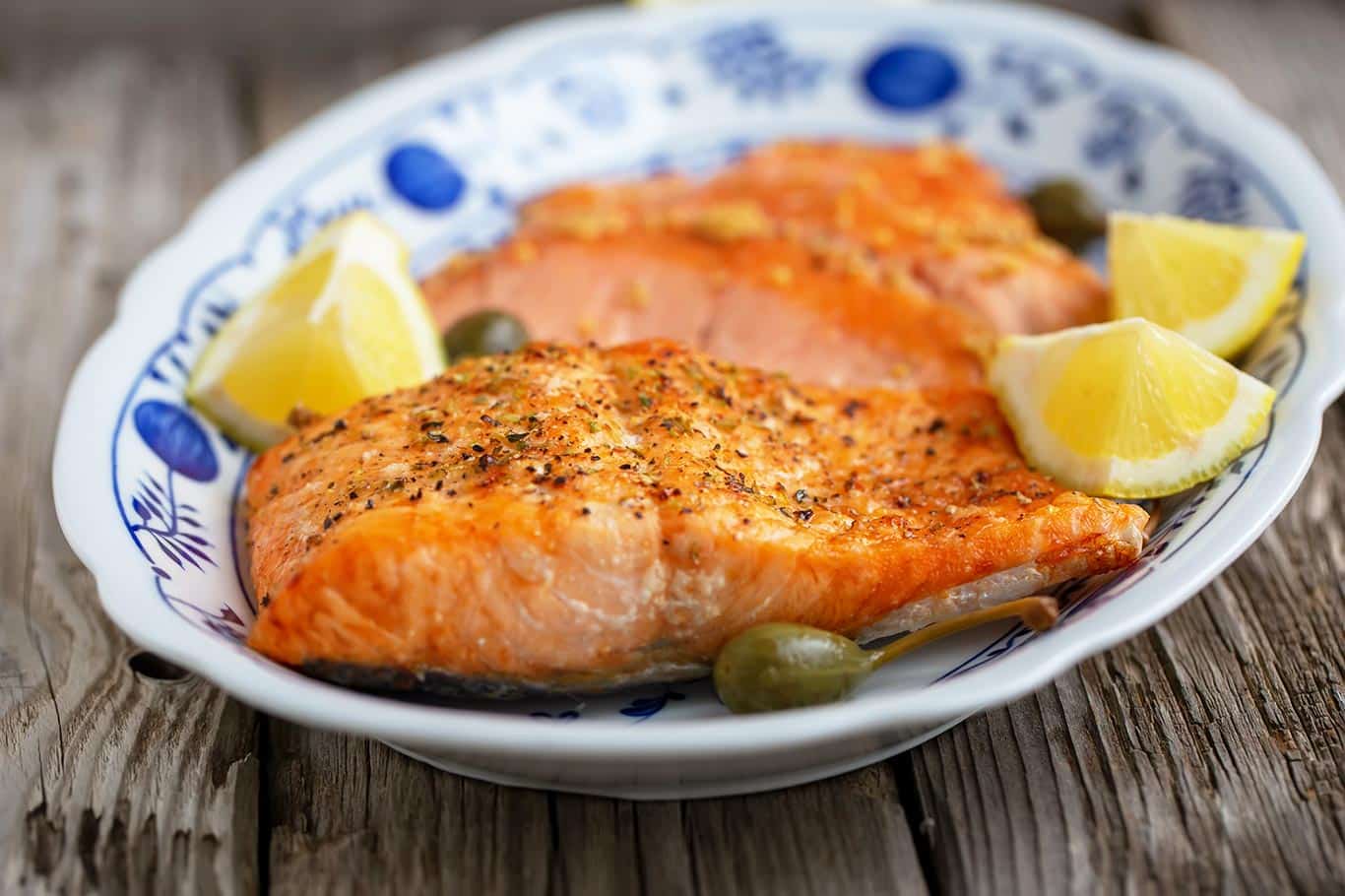 Receta de Salmón al horno fácil con patatas y verduras preparada paso a paso — fotografía editorial de RecetaGenial