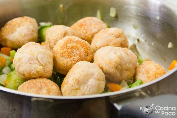 Paso 10 de la receta Albóndigas caseras con verduras y limón