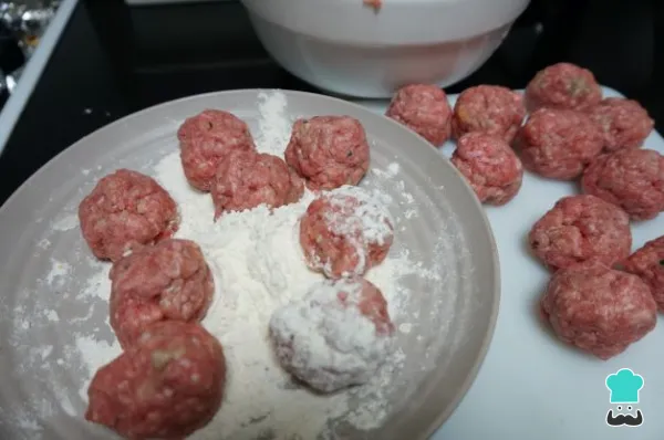 Paso 1 de la receta Albóndigas caseras en salsa de la abuela: receta tradicional y jugosa