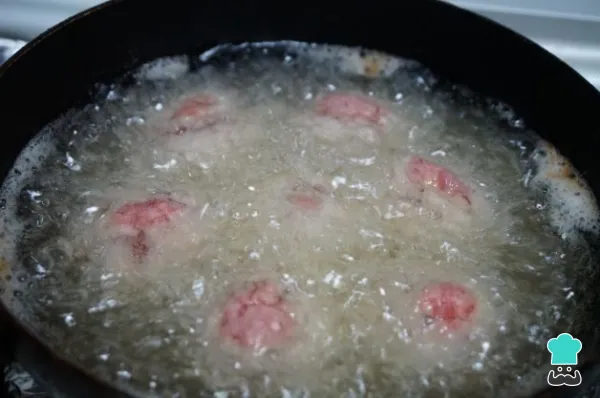Paso 2 de la receta Albóndigas caseras en salsa de la abuela: receta tradicional y jugosa