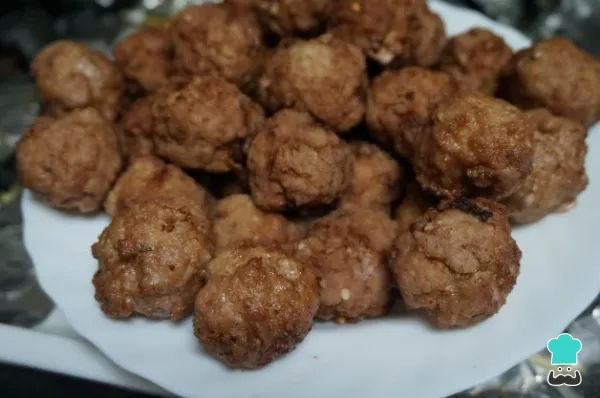 Paso 3 de la receta Albóndigas caseras en salsa de la abuela: receta tradicional y jugosa