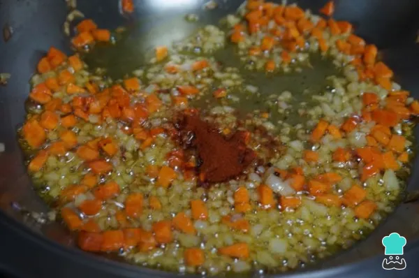 Paso 4 de la receta Albóndigas caseras en salsa de la abuela: receta tradicional y jugosa