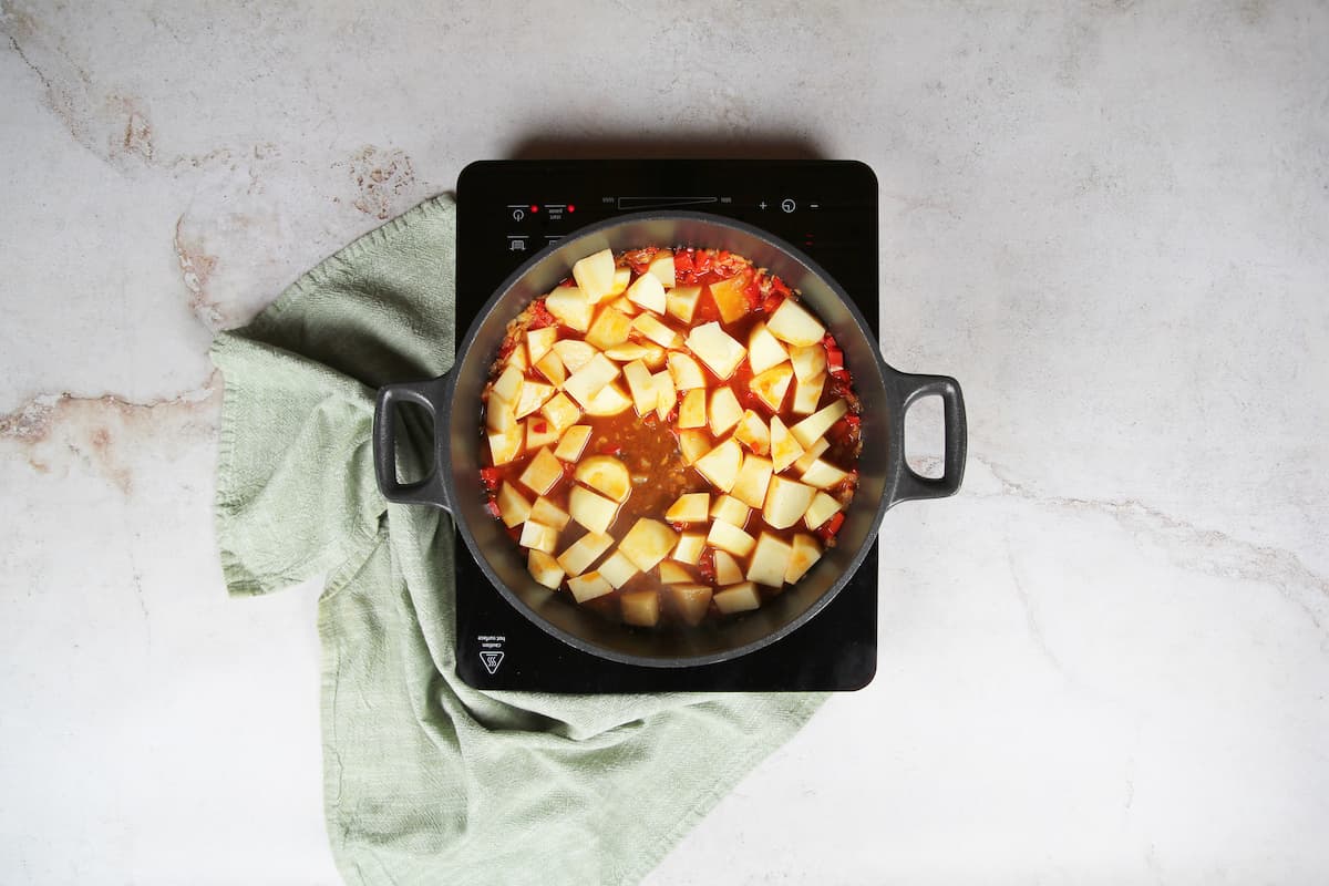 Paso 4 de la receta Arroz caldoso con patatas y romero