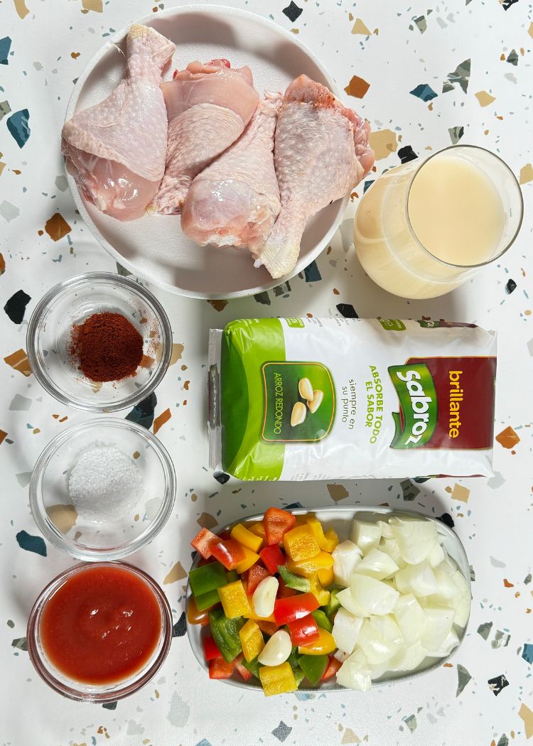 Paso 1 de la receta Arroz con Pollo al Horno Jugoso: La Receta Definitiva para el Sabor Casero