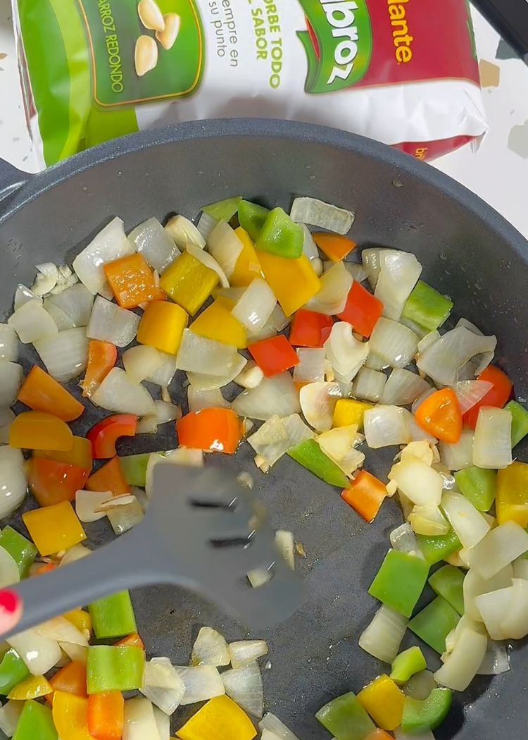 Paso 2 de la receta Arroz con Pollo al Horno Jugoso: La Receta Definitiva para el Sabor Casero