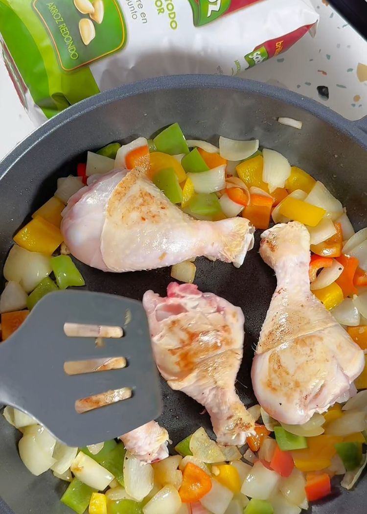 Paso 3 de la receta Arroz con Pollo al Horno Jugoso: La Receta Definitiva para el Sabor Casero
