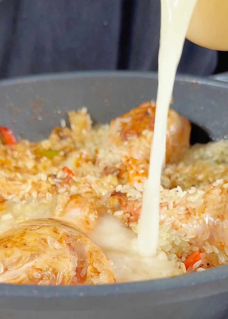 Paso 5 de la receta Arroz con Pollo al Horno Jugoso: La Receta Definitiva para el Sabor Casero