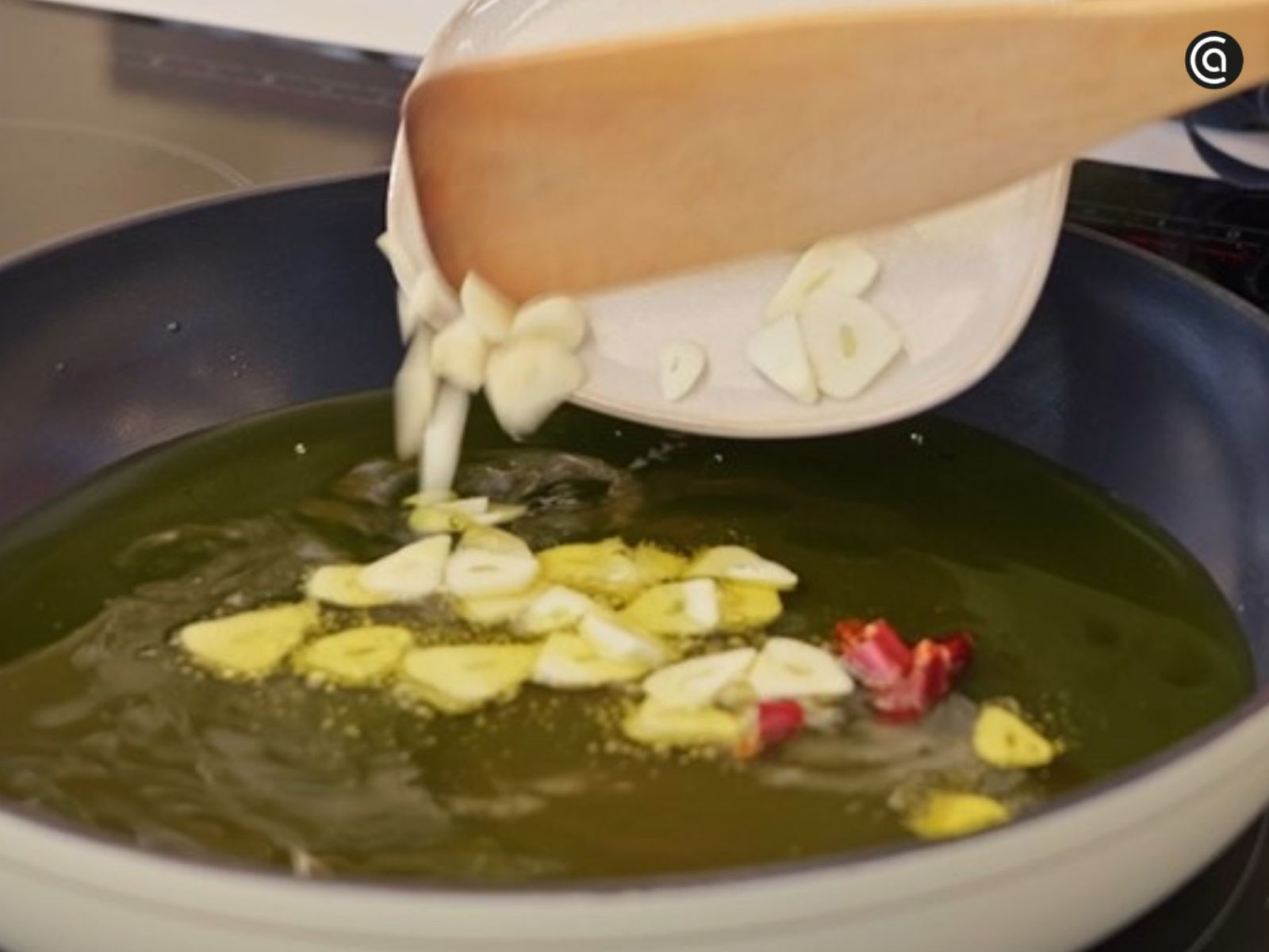 Paso 1 de la receta Bacalao al pil pil con aguacate y atún: receta magistral y saludable