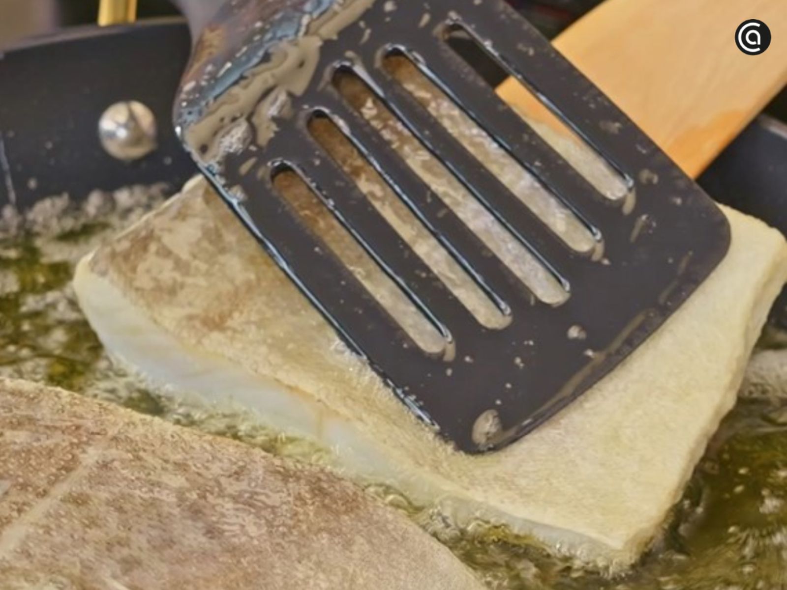 Paso 2 de la receta Bacalao al pil pil con aguacate y atún: receta magistral y saludable