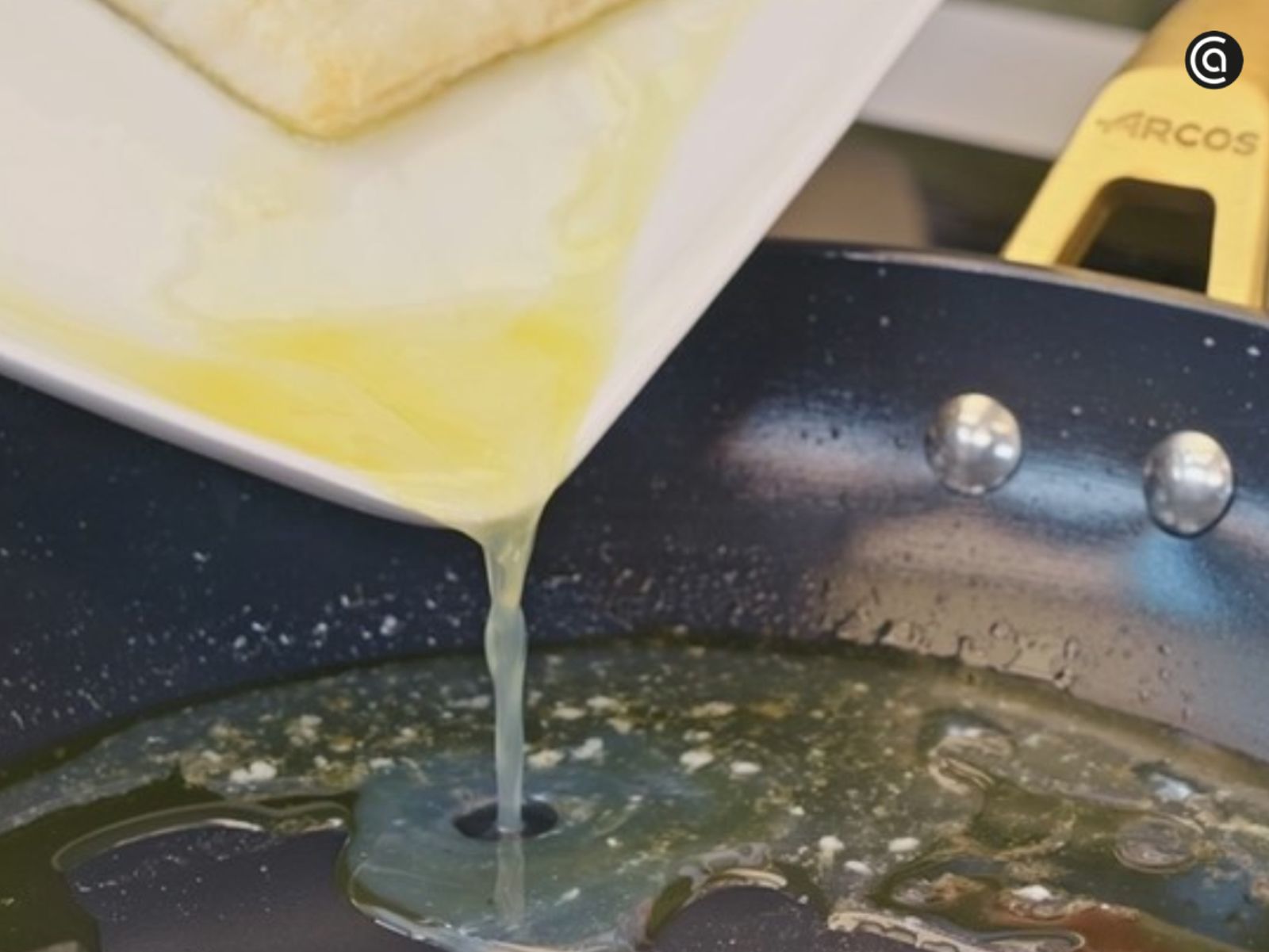 Paso 5 de la receta Bacalao al pil pil con aguacate y atún: receta magistral y saludable