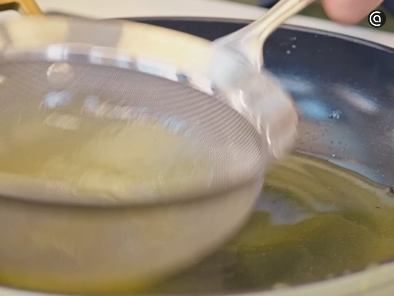 Paso 6 de la receta Bacalao al pil pil jugoso con cebolla