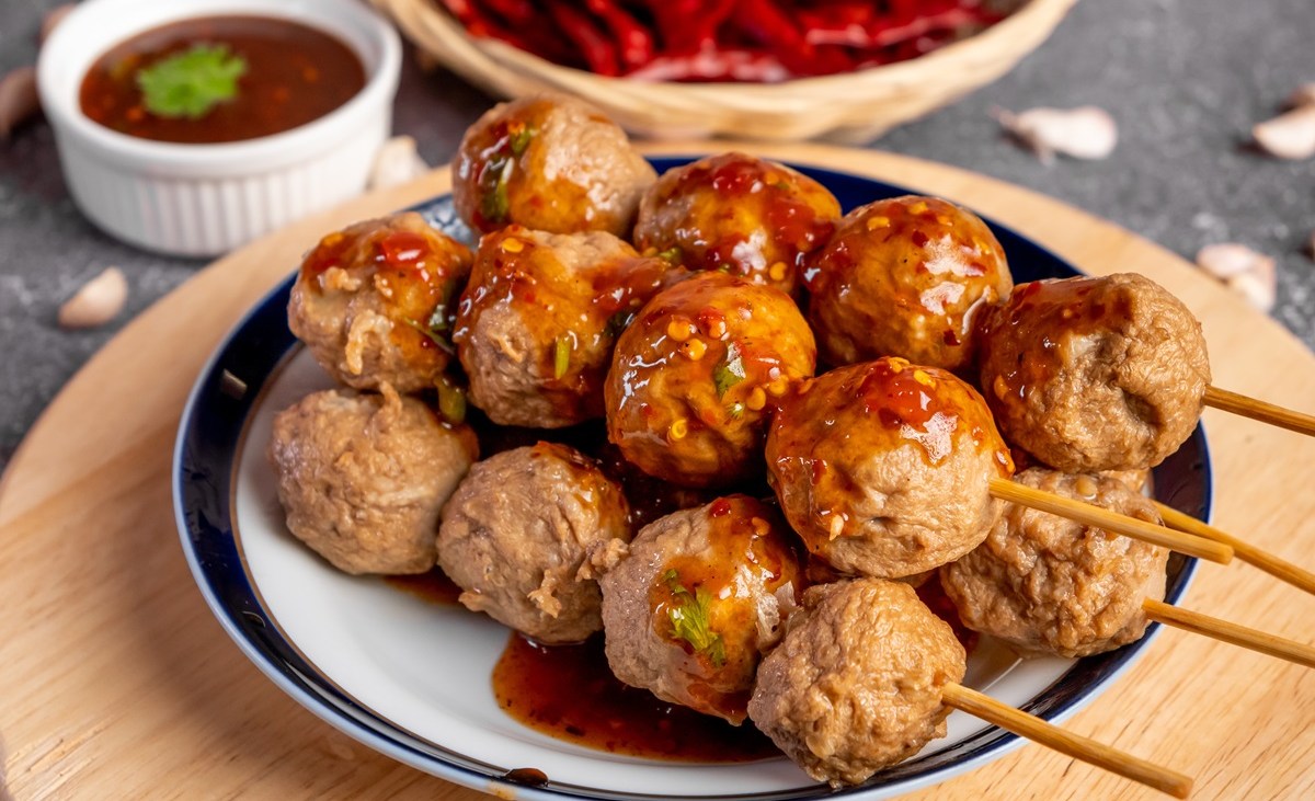 Paso 1 de la receta Brochetas de albóndigas monstruo con queso fundido
