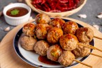 Paso 2 de la receta Brochetas de albóndigas monstruo con queso fundido