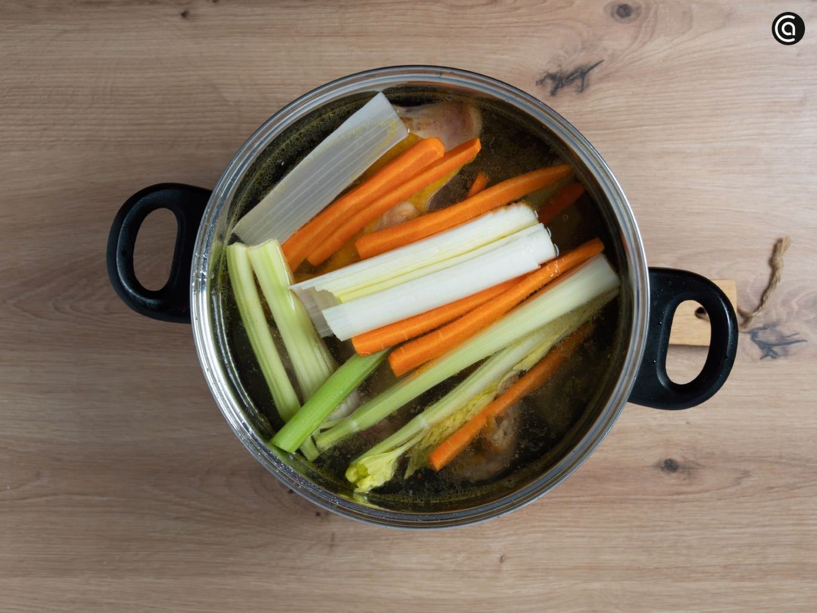 Paso 4 de la receta Caldo de Pollo con Verduras Casero