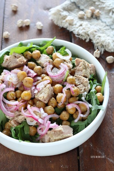 Paso 2 de la receta Ensalada de garbanzos jugosa con cebolla