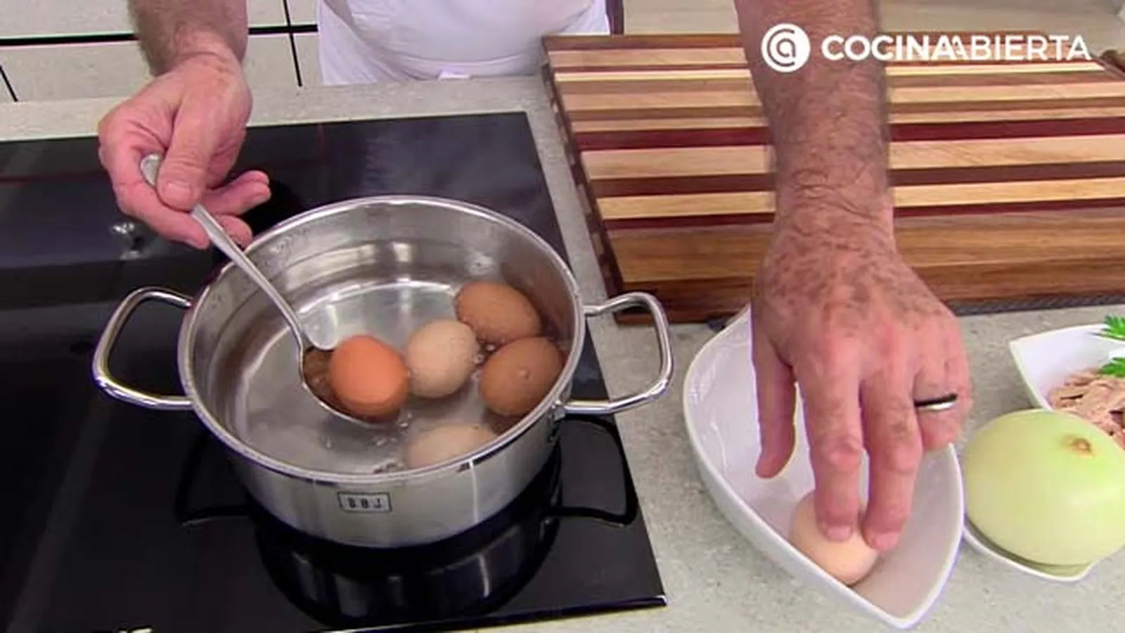 Paso 1 de la receta Huevos Rellenos de Atún con Arañas de Aceitunas Negras