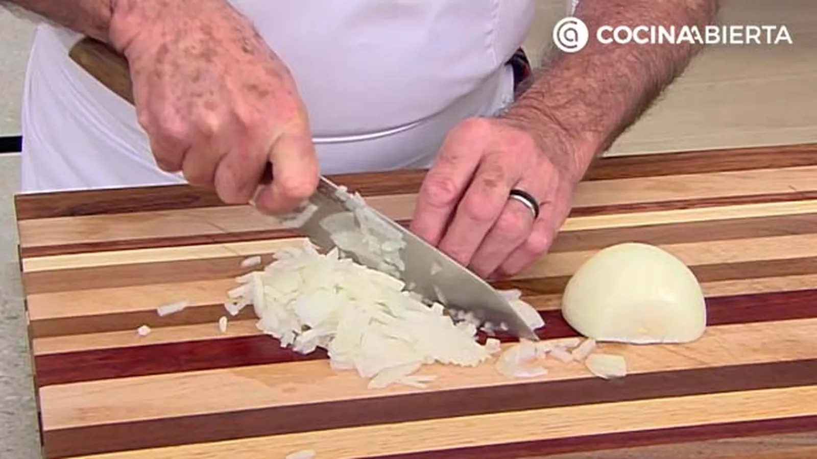 Paso 2 de la receta Huevos Rellenos de Atún con Arañas de Aceitunas Negras
