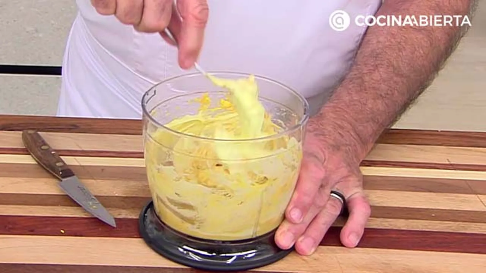 Paso 3 de la receta Huevos Rellenos de Atún con Arañas de Aceitunas Negras