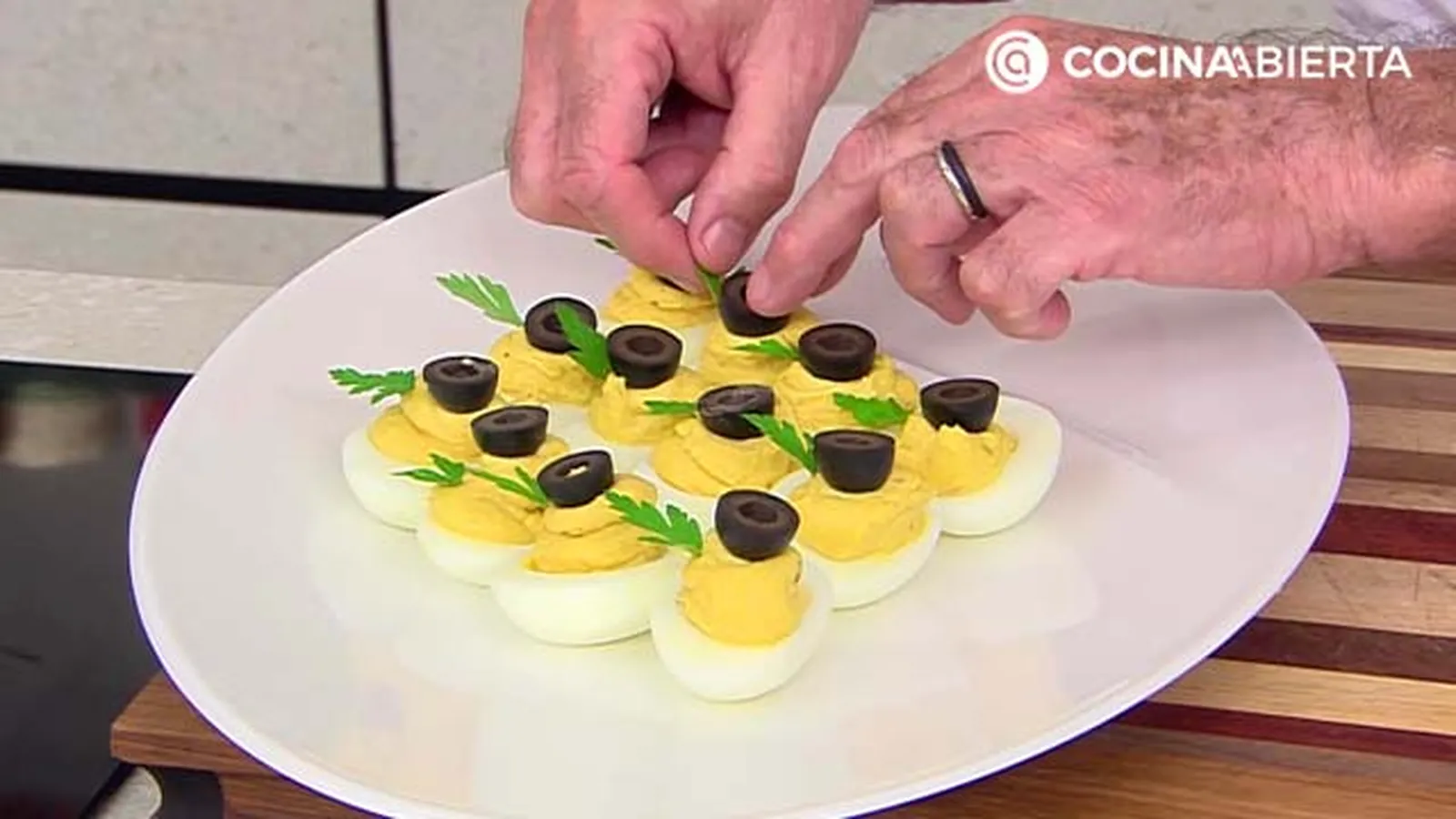 Paso 4 de la receta Huevos Rellenos de Atún con Arañas de Aceitunas Negras