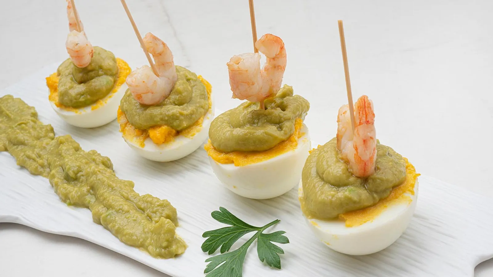 Paso 5 de la receta Huevos Rellenos de Atún con Arañas de Aceitunas Negras