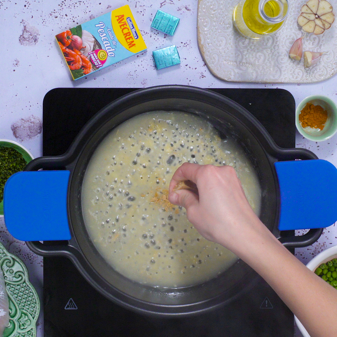 Paso 1 de la receta Merluza en salsa verde con ojos de guisantes terroríficos
