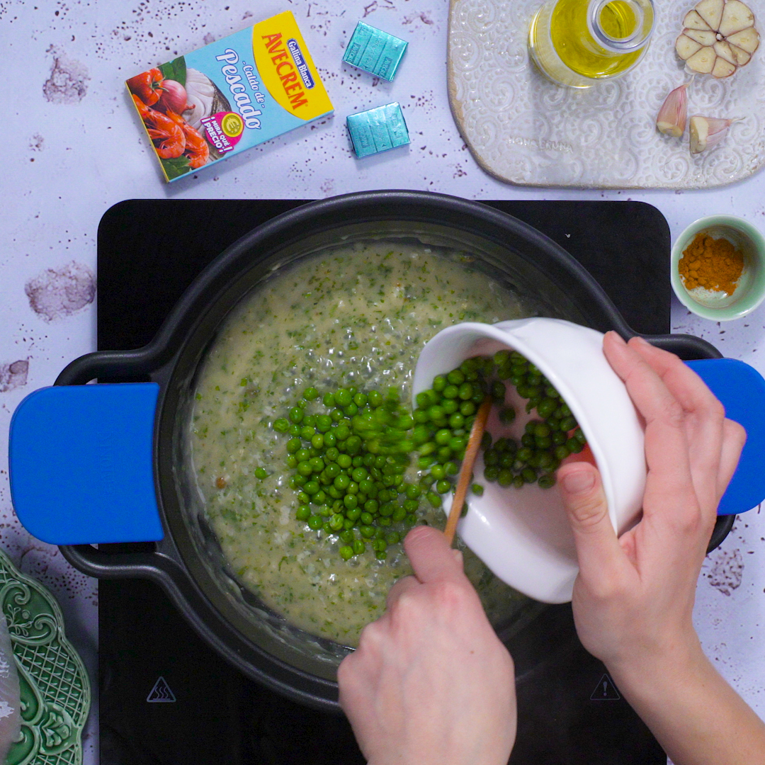 Paso 2 de la receta Merluza en salsa verde con ojos de guisantes terroríficos