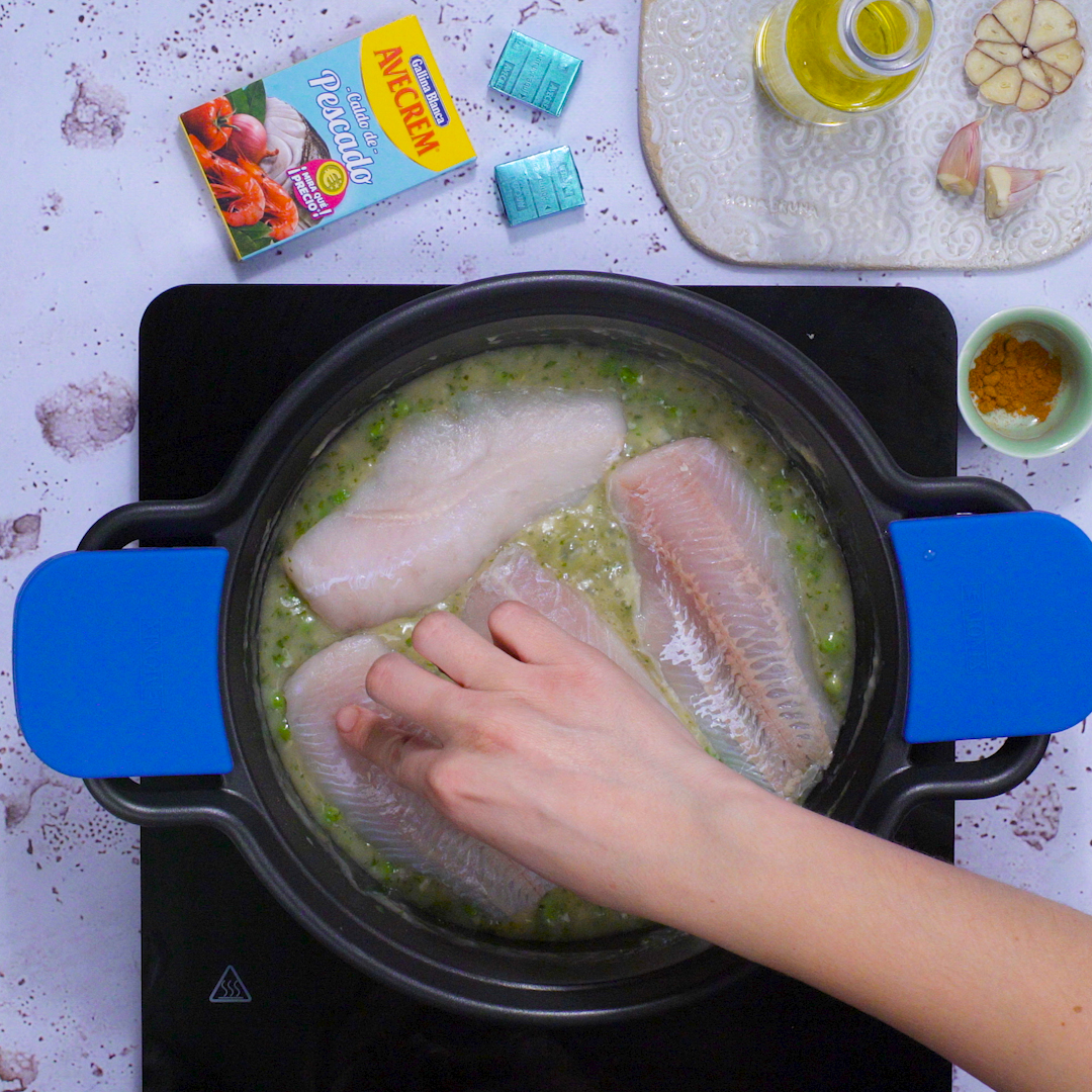 Paso 3 de la receta Merluza en salsa verde con ojos de guisantes terroríficos