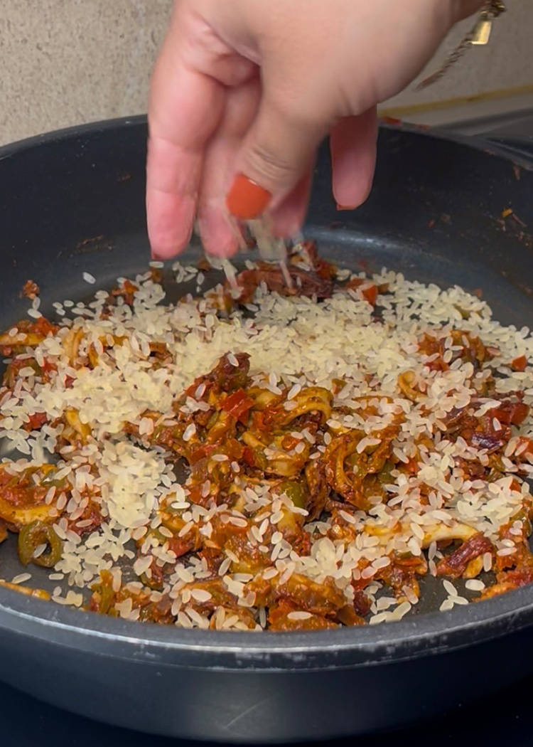 Paso 5 de la receta Paella de marisco casero y refrescante