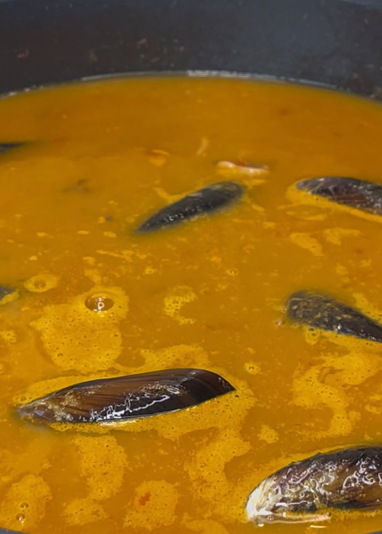 Paso 6 de la receta Paella de marisco casero y refrescante