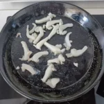 Paso 4 de la receta Paella de marisco con patatas y romero