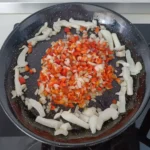 Paso 5 de la receta Paella de marisco con patatas y romero