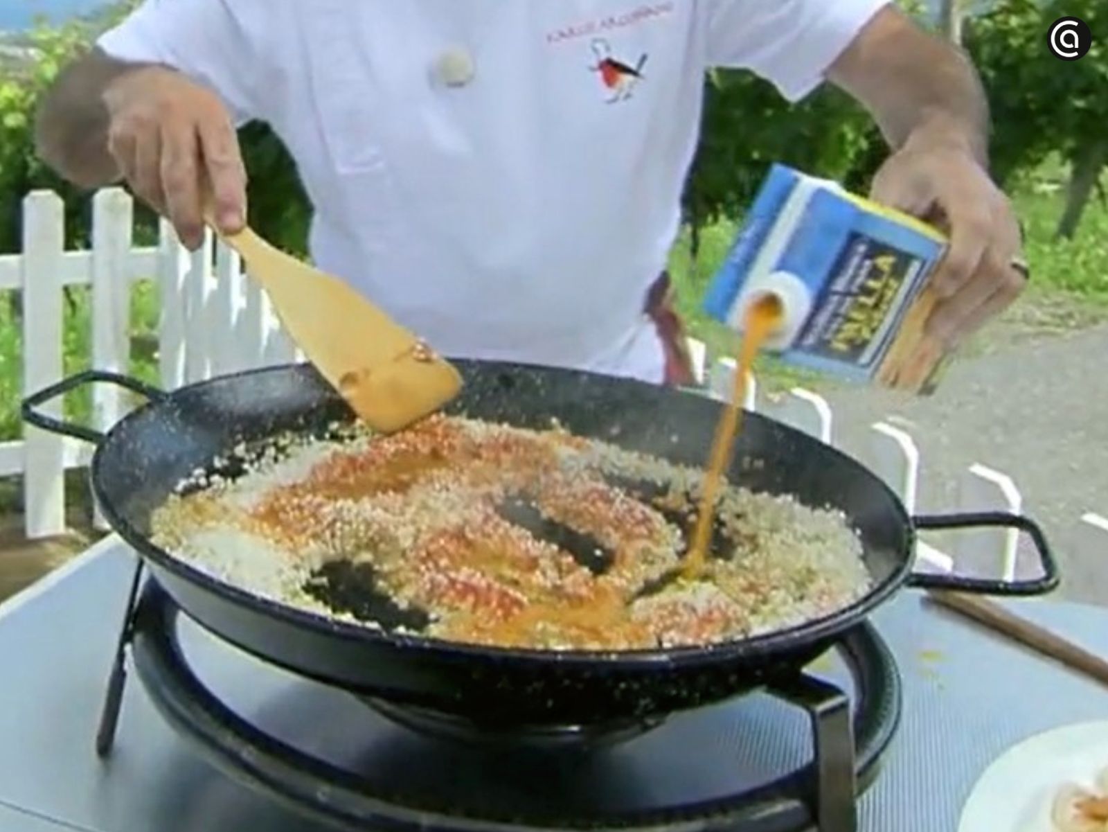 Paso 4 de la receta Paella de marisco con verduras y limón tradicional