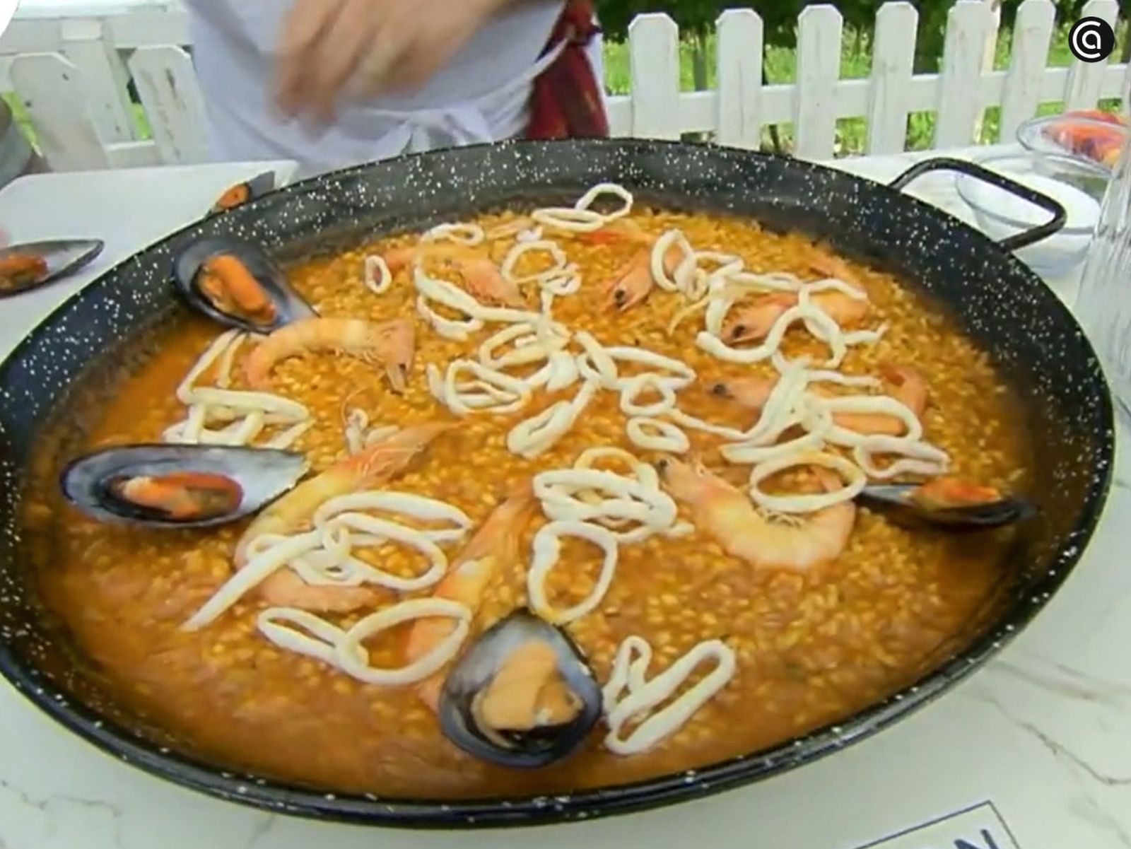 Paso 5 de la receta Paella de marisco con verduras y limón tradicional