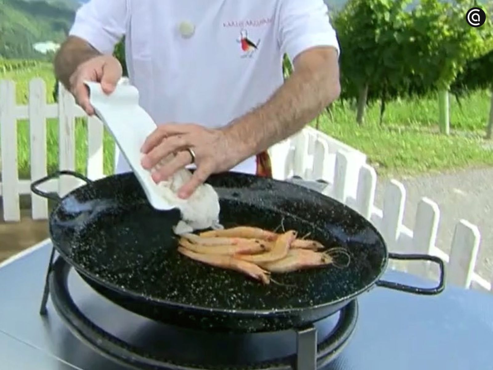 Paso 3 de la receta Paella de marisco española: Sabor auténtico del Mediterráneo