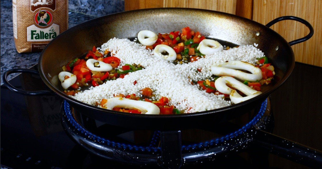 Paso 6 de la receta Paella de marisco jugosa con cebolla