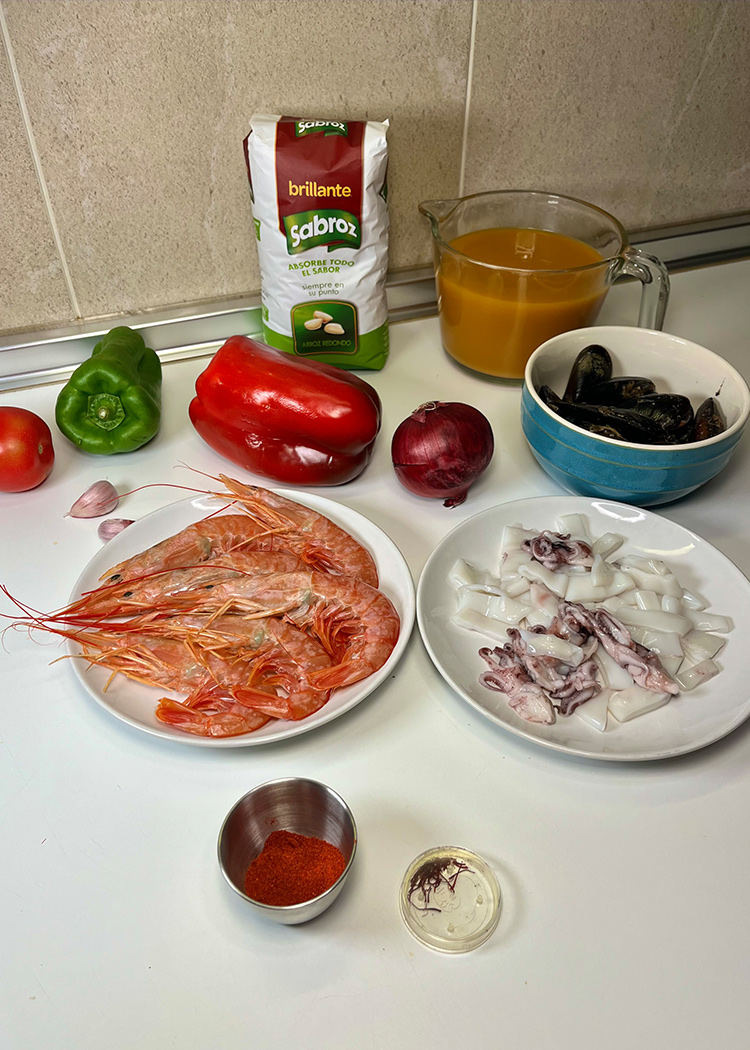 Paso 1 de la receta Paella de marisco tradicional y jugosa con todo el sabor del mar